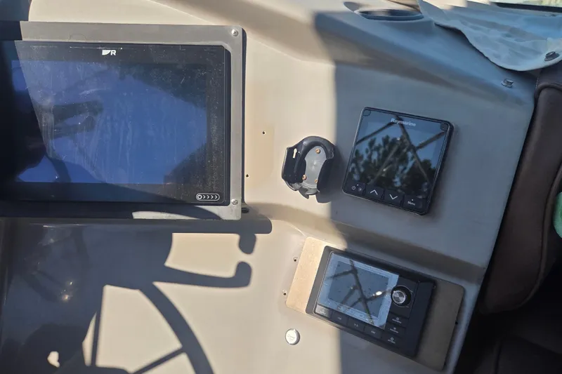 Pier Pressure Yacht Photos Pics Control panel of a 2000 Carver 450 Voyager Pilothouse with navigation equipment.