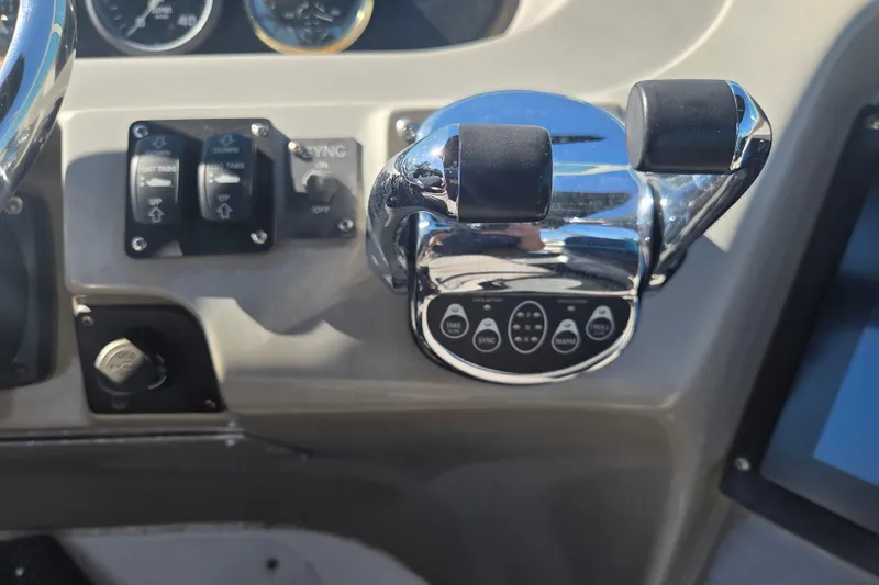 Pier Pressure Yacht Photos Pics Control panel of a 2000 Carver 450 Voyager Pilothouse boat.