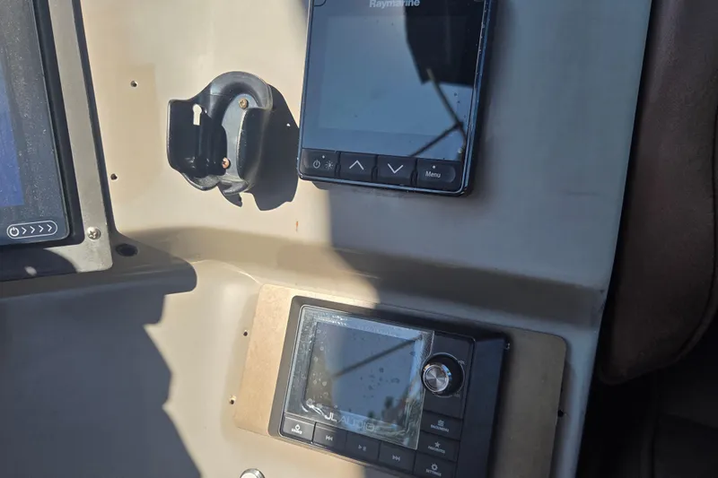 Pier Pressure Yacht Photos Pics Control panel of a 2000 Carver 450 Voyager Pilothouse with navigation equipment.