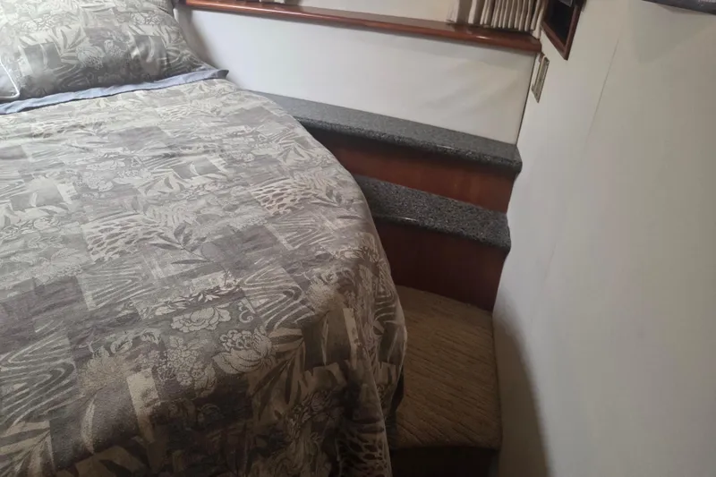 Pier Pressure Yacht Photos Pics Interior of 2000 Carver 450 Voyager Pilothouse with bed and steps.