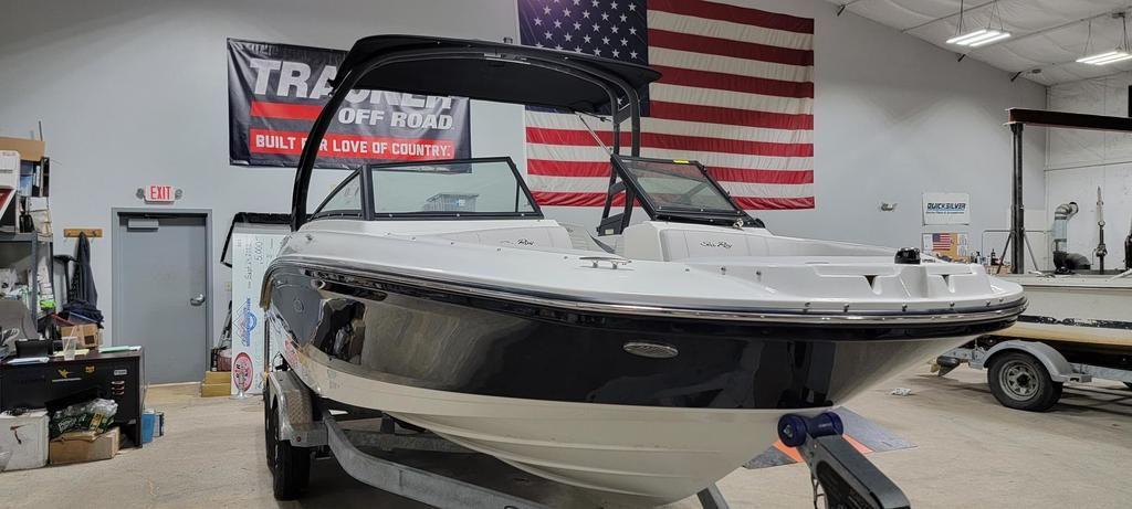 2023 Sea Ray 210 SPX