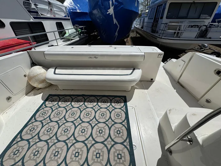 Current Affair Yacht Photos Pics 2005 Sea Ray 500 Sedan Bridge deck with patterned rug and seating.