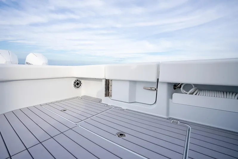  Yacht Photos Pics Freeman 47 boat deck, 2021 model, featuring sleek design and modern amenities.