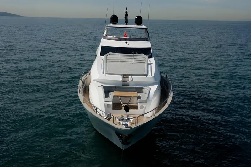 Yacht Photos Pics Luxurious 2018 Sunseeker 95 Yacht on open sea, front view.