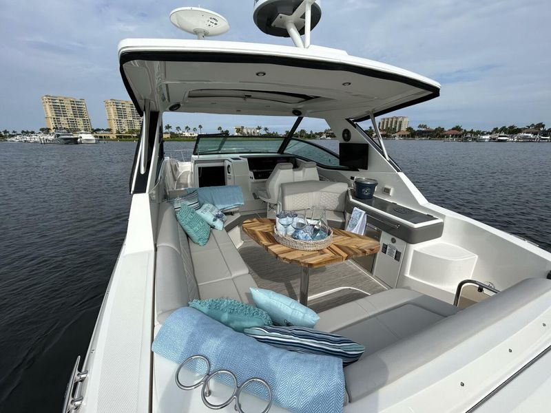 2021 Sea Ray 320 Sundancer