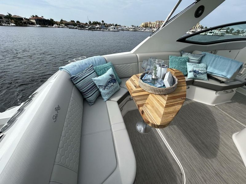 2021 Sea Ray 320 Sundancer