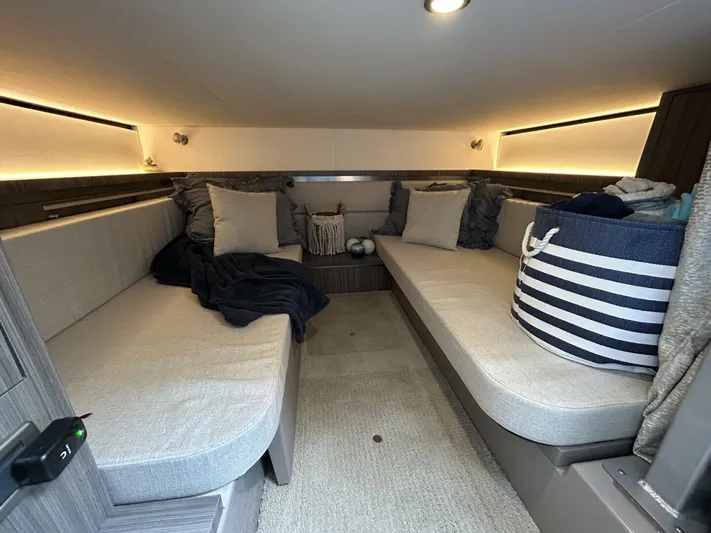 Moor To Sea Yacht Photos Pics 2021 320 Sundancer - Moor To Sea - V-berth