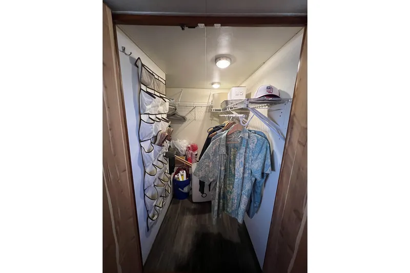 Kailani Yacht Photos Pics Walk-in closet master stateroom