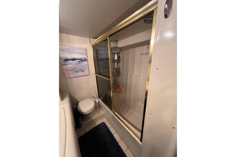 Kailani Yacht Photos Pics Full tub and shower