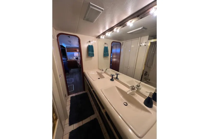 Kailani Yacht Photos Pics His & Hers sinks