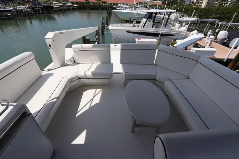 Fitz Perfectly Yacht Photos Pics Spacious seating area on 2001 Navigator 4800 CLASSIC yacht, docked at marina.