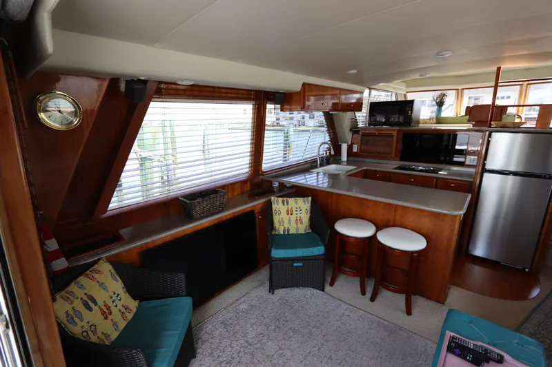 Fitz Perfectly Yacht Photos Pics Interior of 2001 Navigator 4800 CLASSIC yacht with kitchen and seating area.