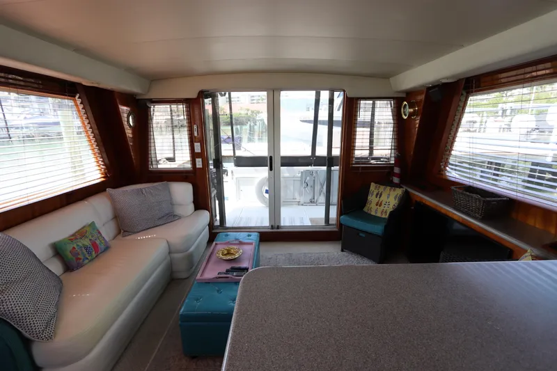 Fitz Perfectly Yacht Photos Pics Interior of 2001 Navigator 4800 CLASSIC yacht with cozy seating and large windows.