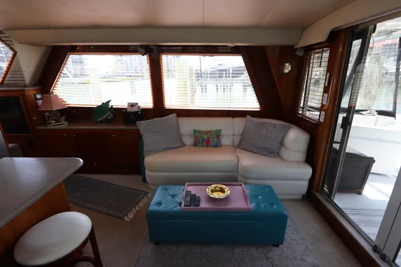 Fitz Perfectly Yacht Photos Pics Interior of 2001 Navigator 4800 CLASSIC yacht with cozy seating and stylish decor.