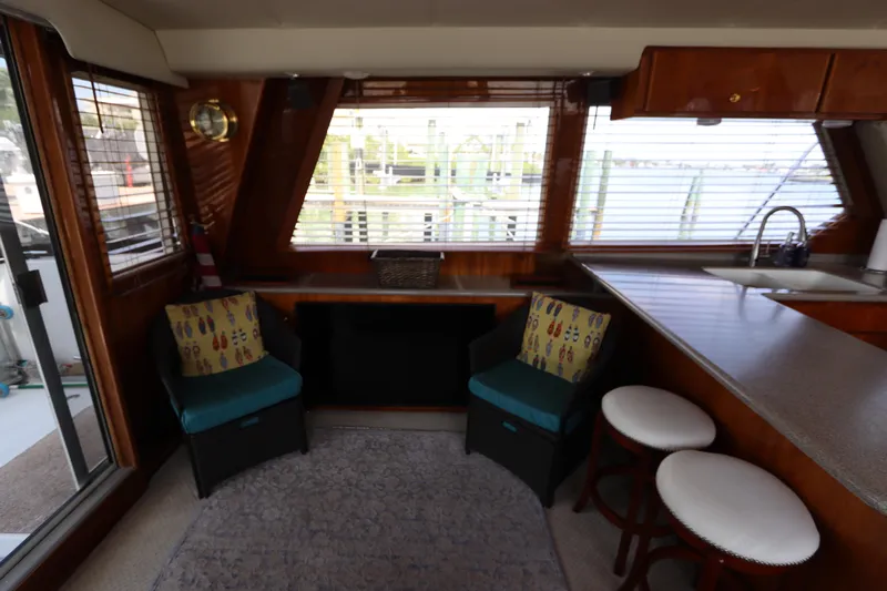 Fitz Perfectly Yacht Photos Pics Interior of 2001 Navigator 4800 CLASSIC yacht with seating and kitchen area.