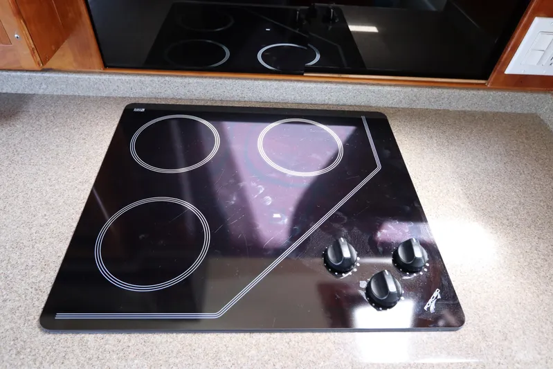 Fitz Perfectly Yacht Photos Pics Electric stovetop with four burners and control knobs on a Navigator 4800 CLASSIC, 2001 model.
