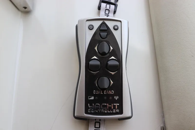 Fitz Perfectly Yacht Photos Pics Remote control for Navigator 4800 CLASSIC yacht, 2001 model, featuring dual band technology.