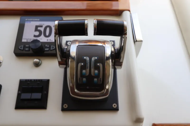 Fitz Perfectly Yacht Photos Pics Control panel of 2001 Navigator 4800 CLASSIC yacht with throttle and display.