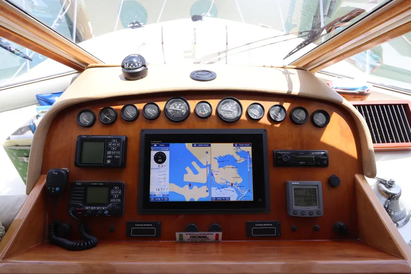 Fitz Perfectly Yacht Photos Pics Navigator 4800 CLASSIC 2001 yacht dashboard with navigation instruments and GPS display.