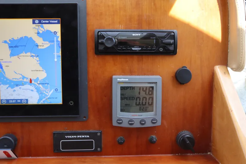 Fitz Perfectly Yacht Photos Pics Control panel of 2001 Navigator 4800 CLASSIC with navigation and depth display.