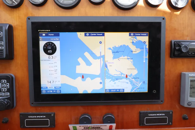 Fitz Perfectly Yacht Photos Pics Navigation system display on 2001 Navigator 4800 CLASSIC boat dashboard.