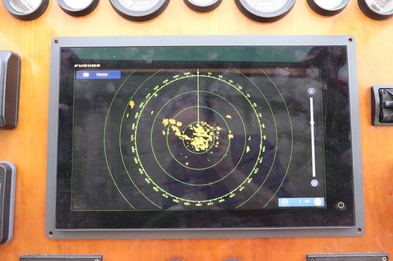 Fitz Perfectly Yacht Photos Pics Radar display on 2001 Navigator 4800 CLASSIC boat dashboard.