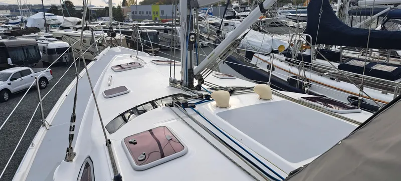 Bashful Yacht Photos Pics 2006 Hunter 46 LE sailboat deck view in a marina.