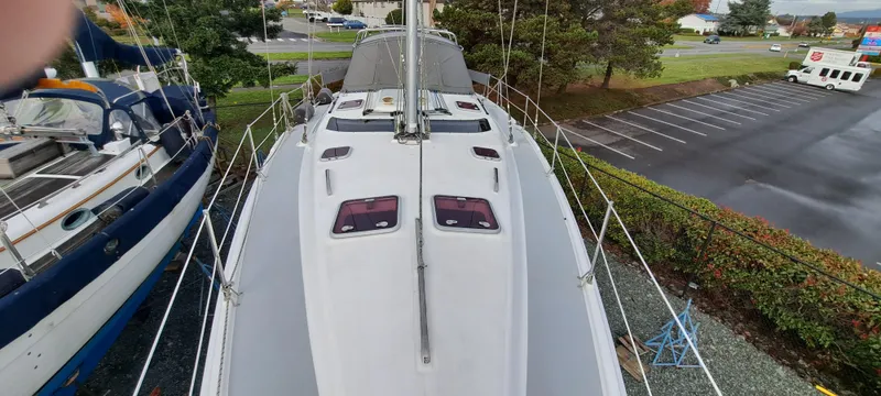 Bashful Yacht Photos Pics 2006 Hunter 46 LE sailboat deck view in a marina.