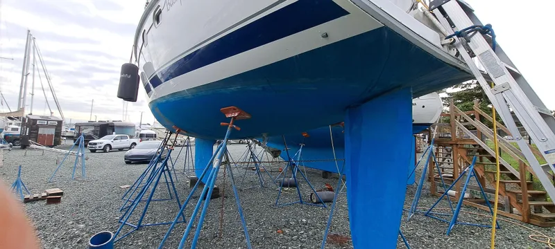 Bashful Yacht Photos Pics 2006 Hunter 46 LE sailboat on stands in a boatyard.