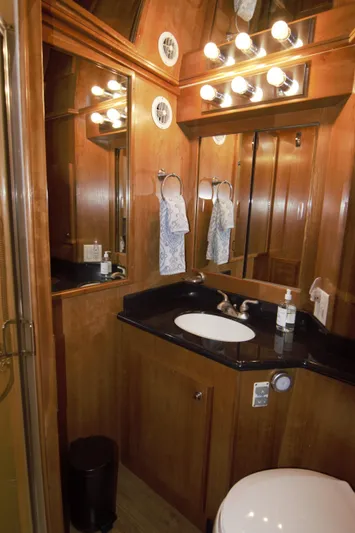 Bula Yacht Photos Pics Forward VIP Head