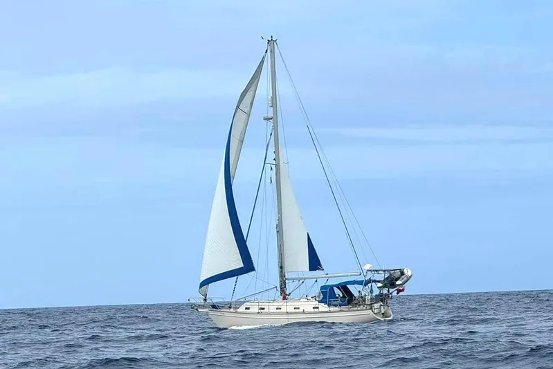 Texas Yacht Photos Pics Sailing yacht Island Packet 420, 2001 model, cruising on open sea.