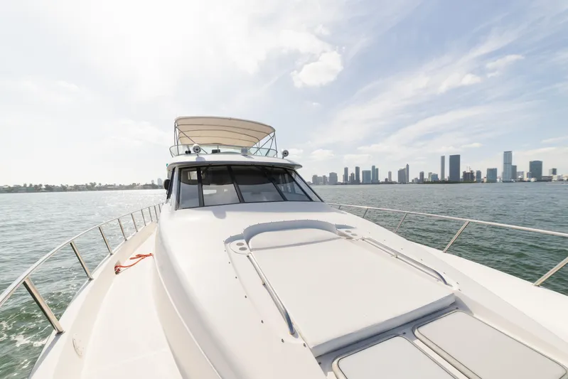 Salmonete Yacht Photos Pics 1999 Bayliner 5788 yacht cruising near city skyline under clear sky.