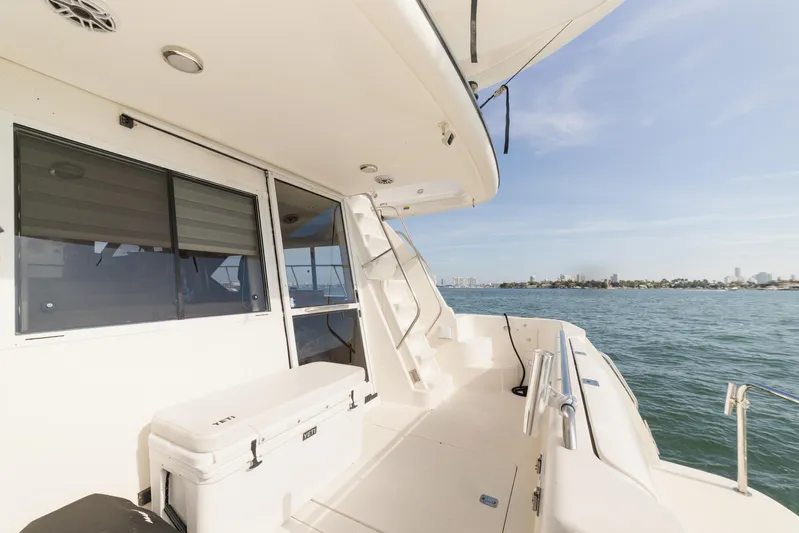 Salmonete Yacht Photos Pics 1999 Bayliner 5788 yacht deck with ocean view, featuring sleek design and spacious layout.