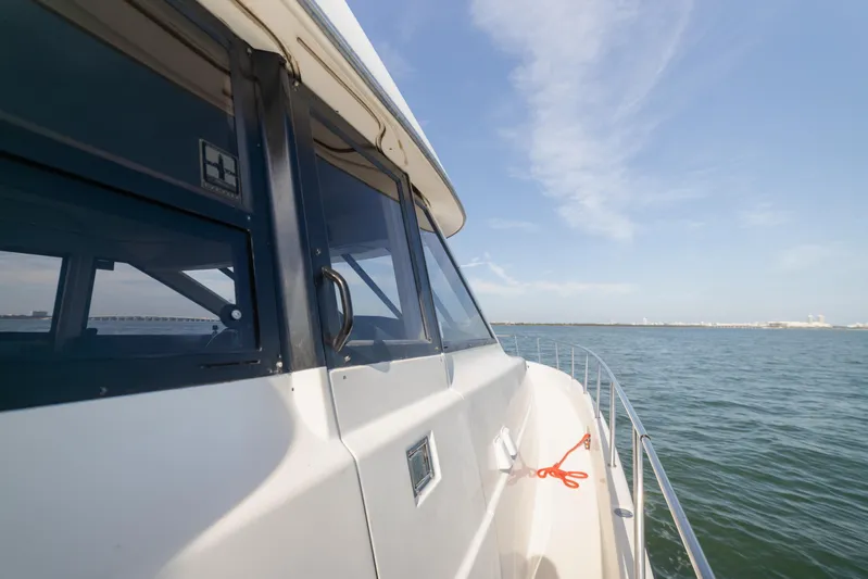 Salmonete Yacht Photos Pics 1999 Bayliner 5788 yacht cruising on open water under clear blue sky.