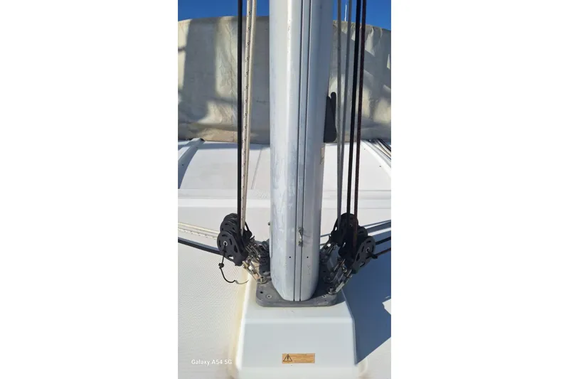  Yacht Photos Pics Mast and rigging of a 2018 Lagoon 450 F catamaran under clear blue sky.