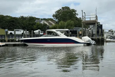 Sea Ray SLX 310 Outboard
