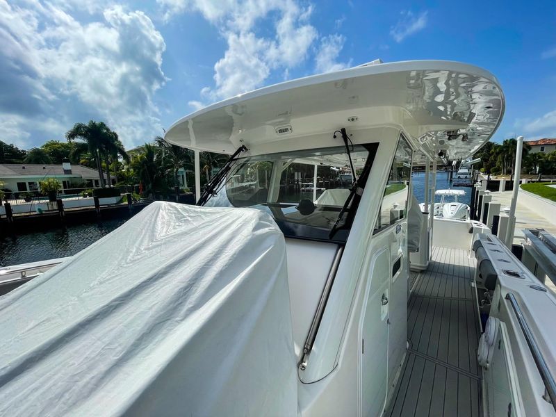 2019 Everglades 435 Center Console