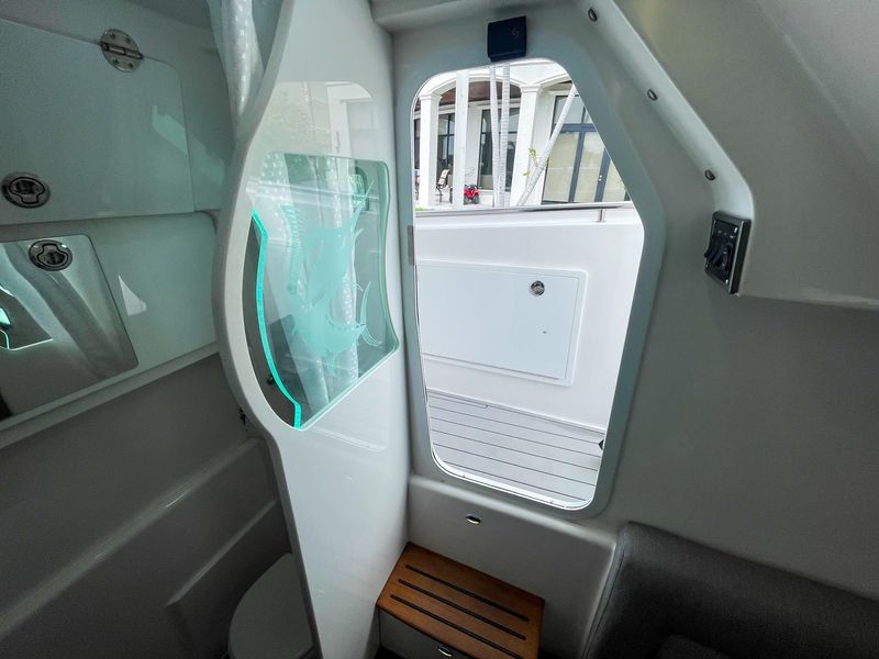 2019 Everglades 435 Center Console
