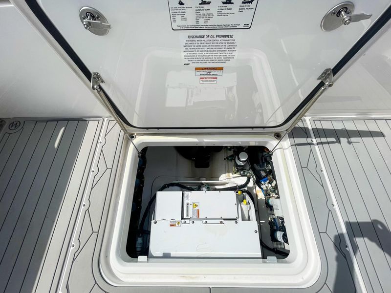 2019 Everglades 435 Center Console