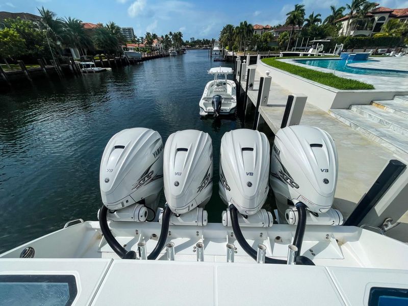 2019 Everglades 435 Center Console