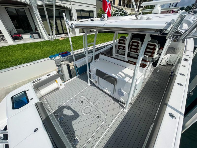 2019 Everglades 435 Center Console