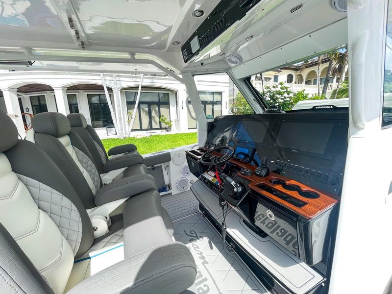 2019 Everglades 435 Center Console