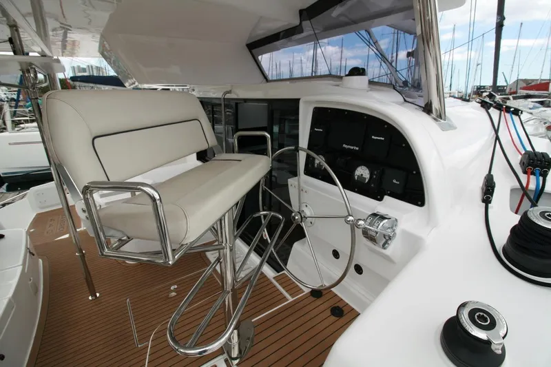 Laminic Yacht Photos Pics Helm station of 2022 Maverick Yachts 440 Custom, featuring modern controls and seating.