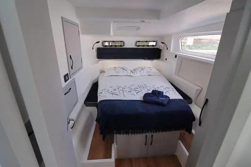 Laminic Yacht Photos Pics Luxurious bedroom interior of 2022 Maverick Yachts 440 Custom, featuring a cozy bed and modern design.