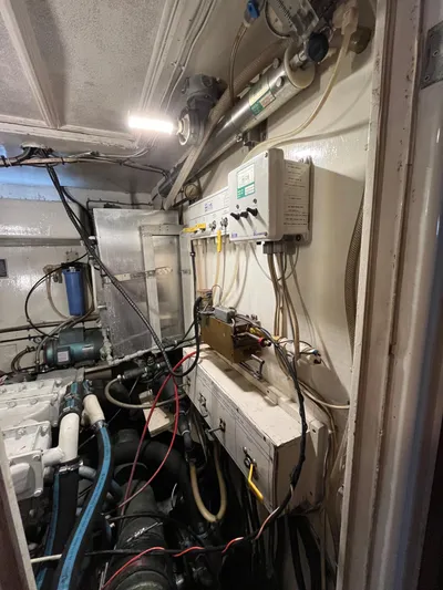 Hatt'rific Day Yacht Photos Pics Stbd engine room