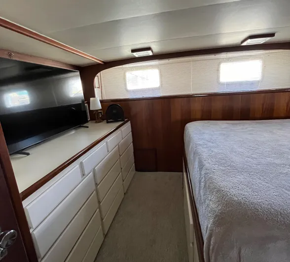 Hatt'rific Day Yacht Photos Pics master Stateroom