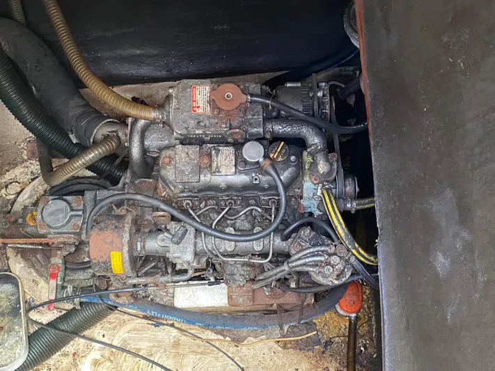 Certitude Yacht Photos Pics Engine compartment of a 1998 Fountaine Pajot Bahia 46 catamaran, showing mechanical components and hoses.