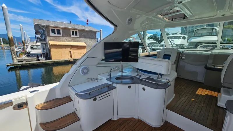 Ii-x-sessive Yacht Photos Pics 2006 Sea Ray 48 Sundancer yacht interior with seating, TV, and marina view.