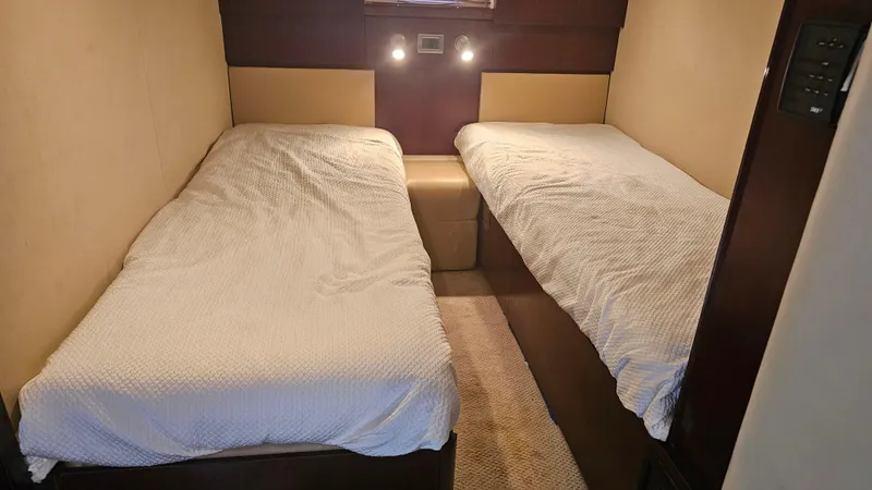 Ii-x-sessive Yacht Photos Pics Twin beds in the 2006 Sea Ray 48 Sundancer cabin, featuring cozy lighting and neutral decor.