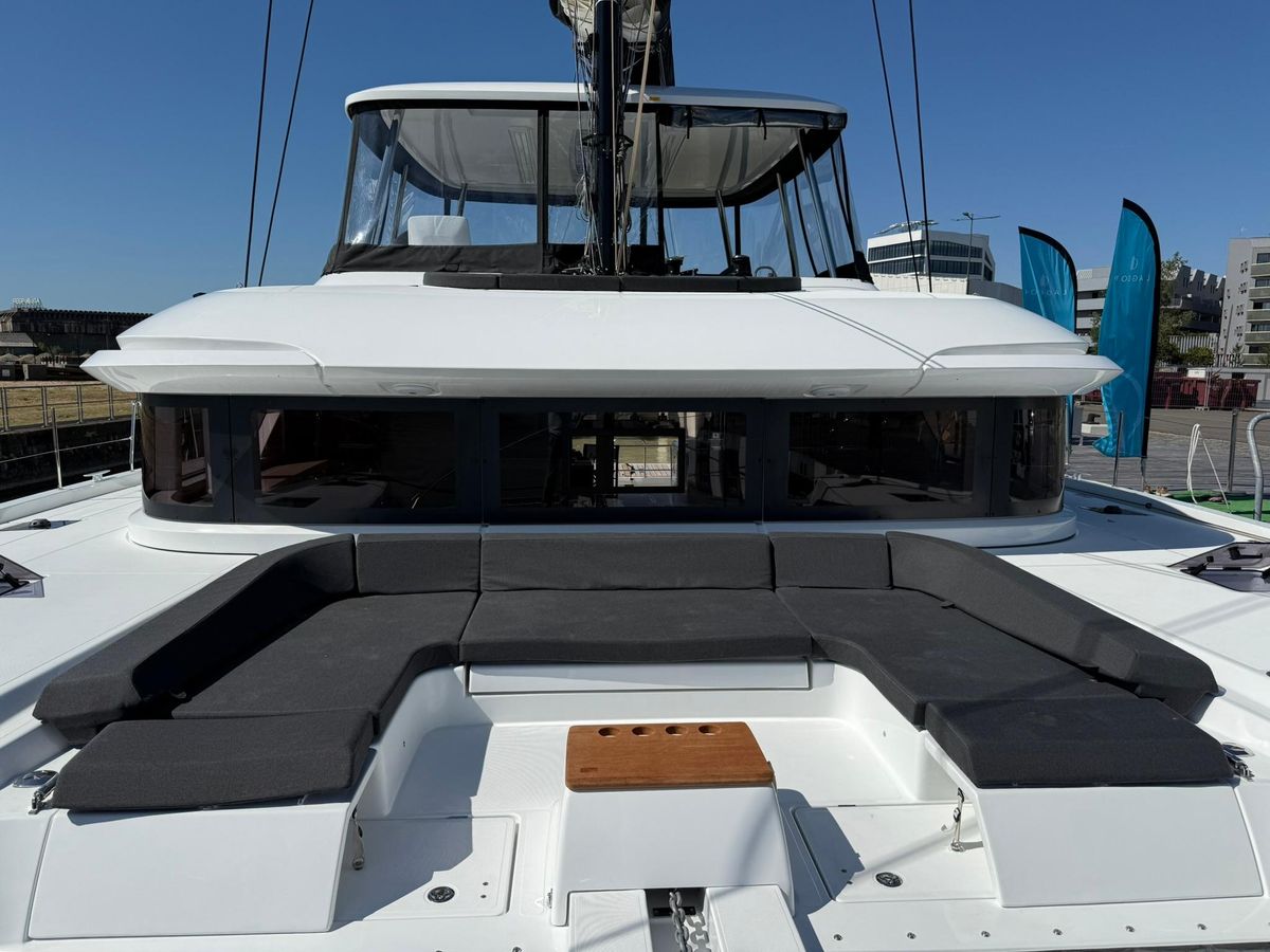 2025 Lagoon 54 